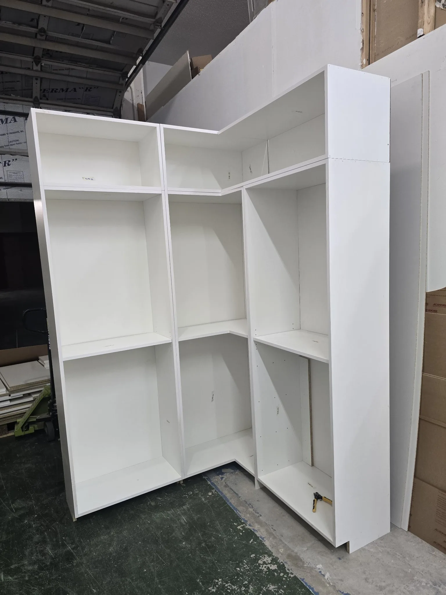 Cajas de gabinetes listas para ensamblar en el taller