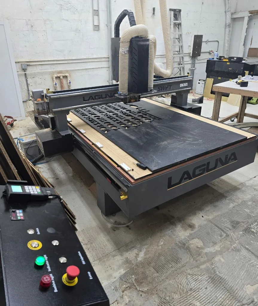 Router CNC industrial cortando una pieza de gabinete en el taller