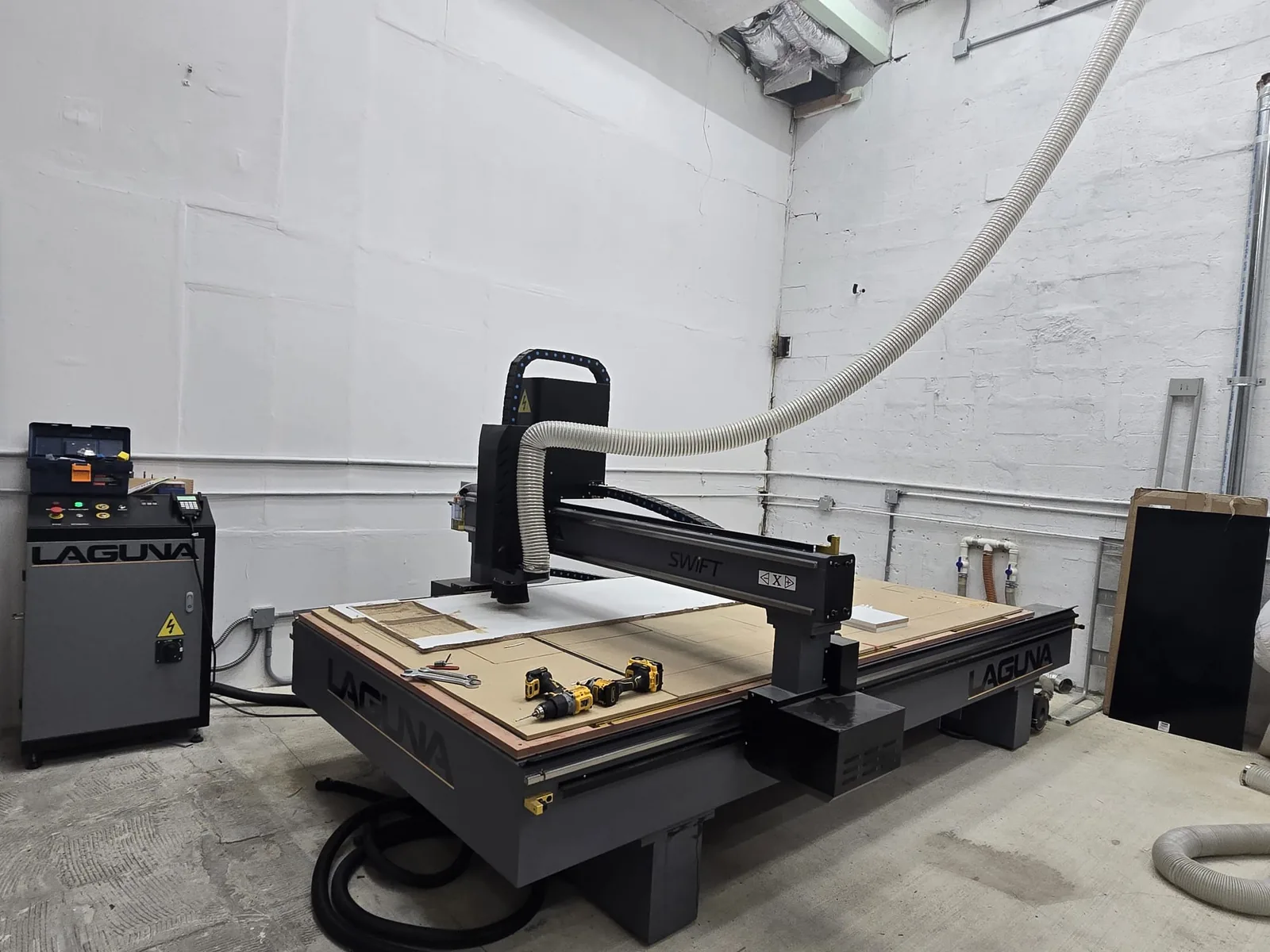 Router CNC industrial y mesa de corte en el taller