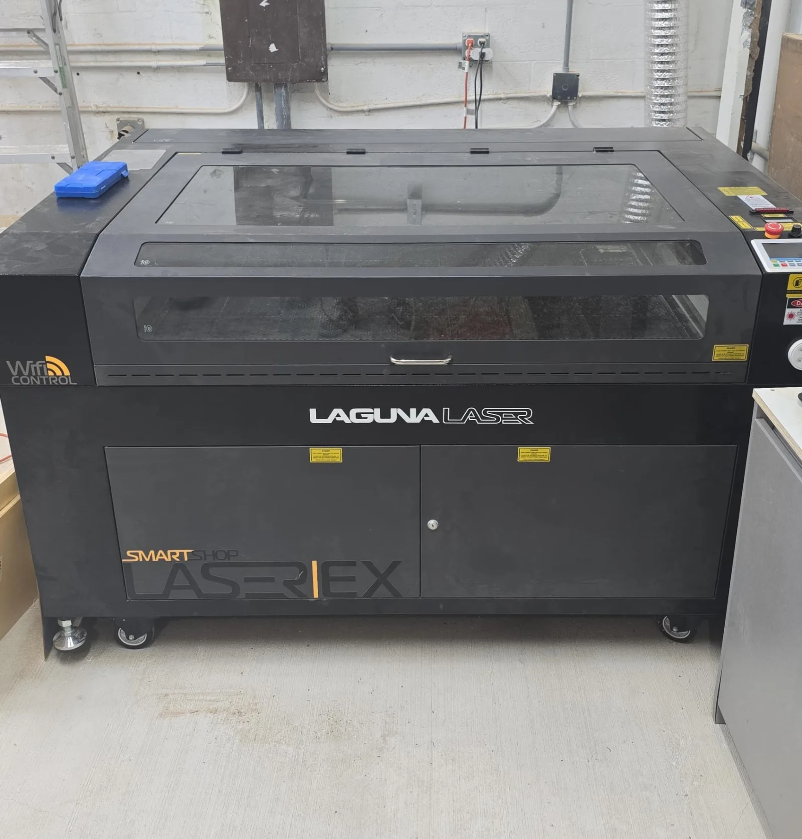 Máquina láser industrial instalada en el taller de Santrope