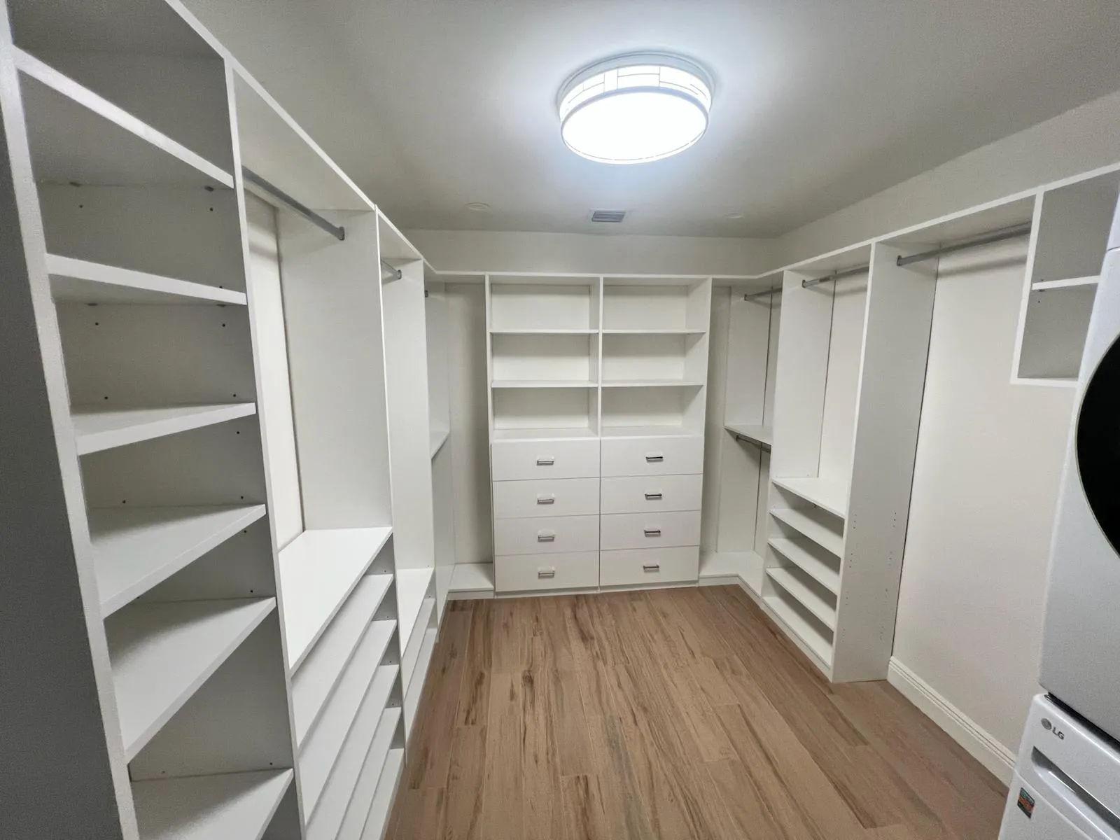 Gabinetes de cocina personalizados fabricados por Santrope CNC & Cabinets en Miami