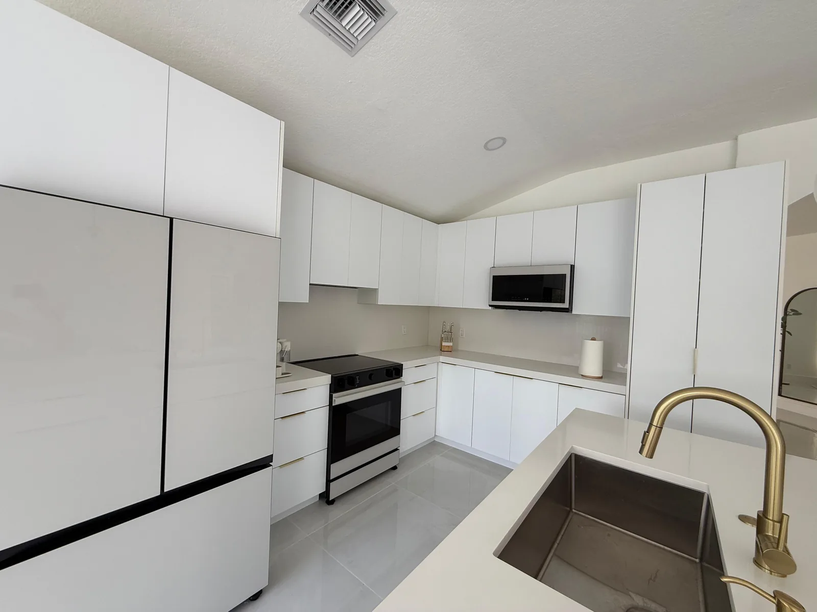 Gabinetes de cocina modernos blancos con isla